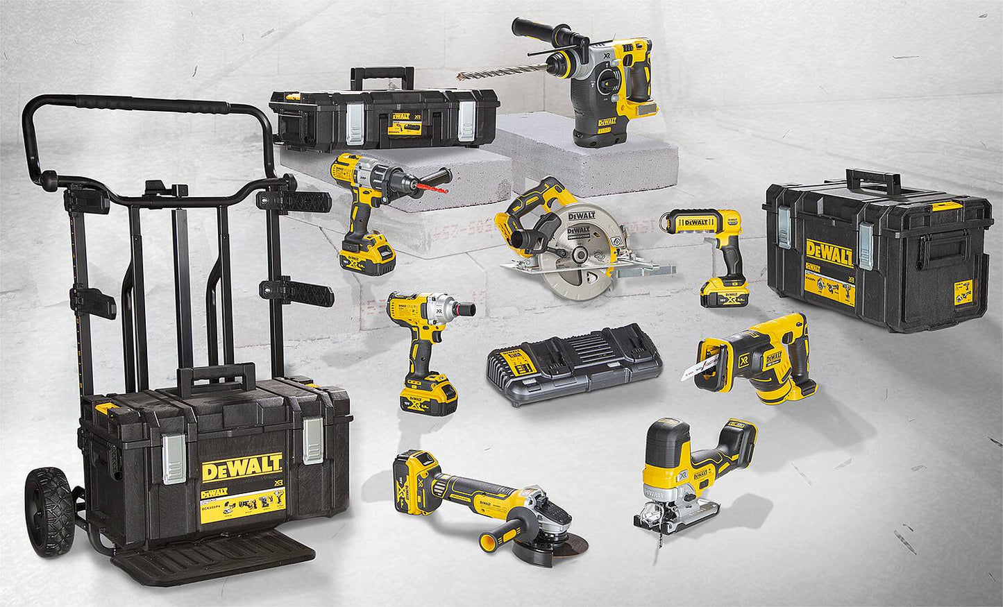 DeWALT 8-piece 18V DCK856P4-QW battery set with 4 x 5.0 Ah Li-Ion batteries and charger